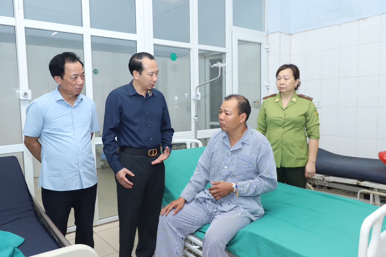 Đồng chí Trần Đức Quý, Phó Chủ tịch Ủy ban nhân dân tỉnh Hà Giang thăm hỏi, động viên cán bộ kiểm lâm bị thương khi chữa cháy rừng.