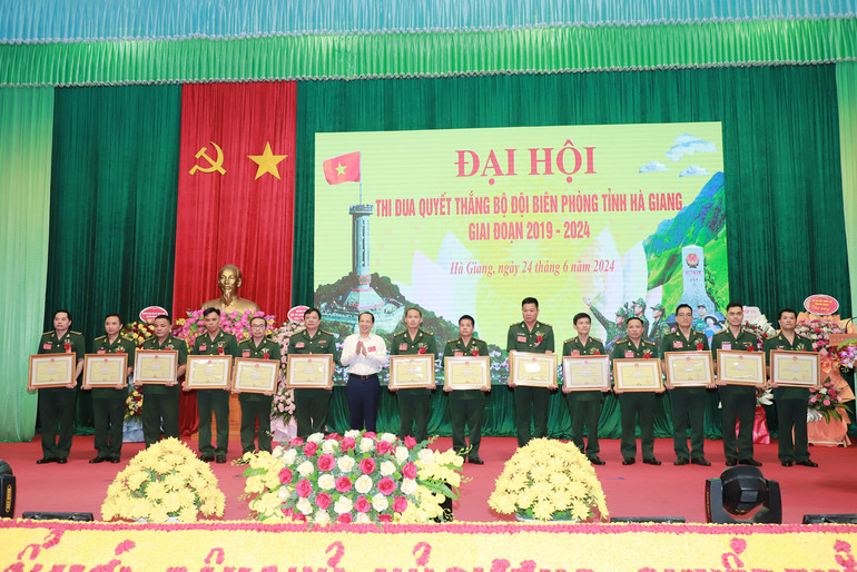 Phó Chủ tịch Ủy ban nhân dân tỉnh Hà Giang Trần Đức Quý tặng bằng khen của Ủy ban nhân dân tỉnh Hà Giang cho các tập thể, cá nhân xuất sắc trong phong trào thi đua quyết thắng.
