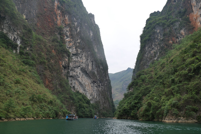 Đi thuyền trên sông Nho Quế, ngắm hẻm vực Tu Sản là lựa chọn hàng đầu của du khách khi đến Hà Giang.