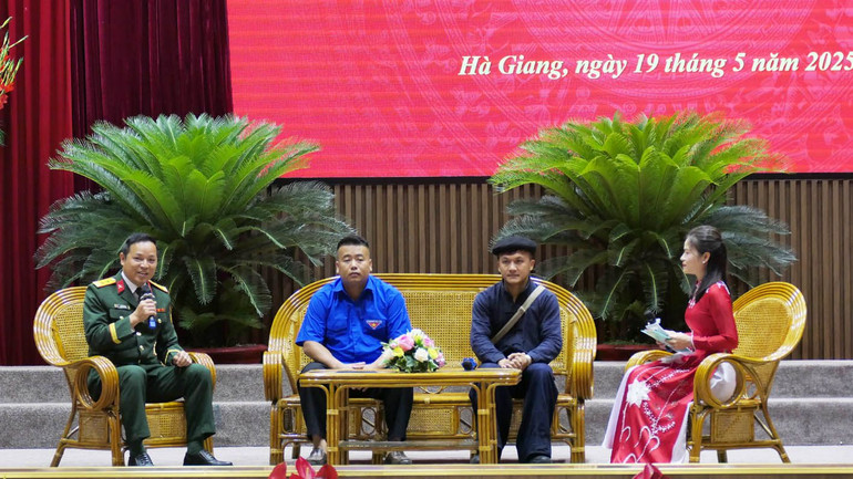 Gặp mặt, giao lưu với các cá nhân tiêu biểu trong học tập và làm theo tư tưởng, phong cách Hồ Chí Minh.