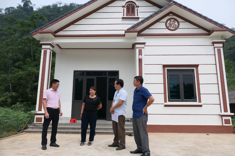 Chị Lưu Thị Tuyên, thôn Khuổi Vài, xã Ngọc Linh, huyện Vị Xuyên vay vốn Ngân hàng Chính sách xã hội để xây nhà mới.