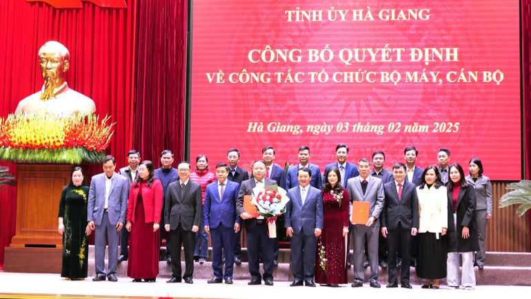 Lãnh đạo tỉnh Hà Giang trao quyết định thành lập Đảng bộ Ủy ban nhân dân tỉnh Hà Giang. Lãnh đạo tỉnh Hà Giang trao quyết định thành lập Đảng bộ Ủy ban nhân dân tỉnh Hà Giang.