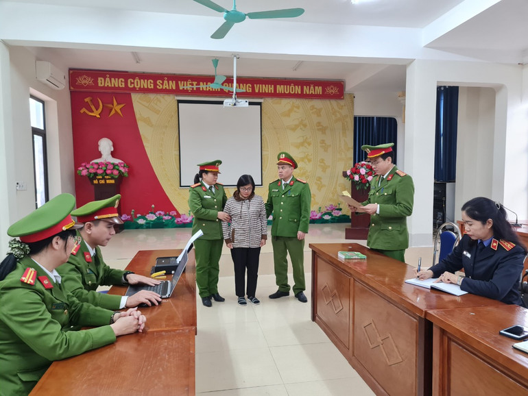 Cơ quan công an đọc lệnh bắt tạm giam bị can Vũ Thị Thanh Huyền.