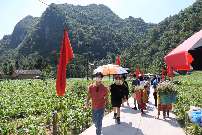 Đông đảo du khách tham quan Làng văn hóa du lịch thôn Lũng Cẩm, huyện Đồng Văn, tỉnh Hà Giang.