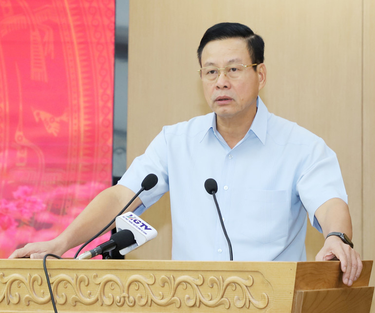 Chủ tịch Ủy ban nhân dân tỉnh Hà Giang phát biểu tại hội nghị.