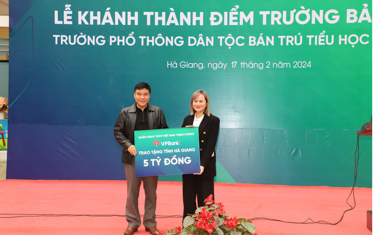 Đại diện Ngân hàng Việt Nam Thịnh Vượng trao tặng tỉnh Hà Giang 5 tỷ đồng để thực hiện công tác an sinh xã hội.