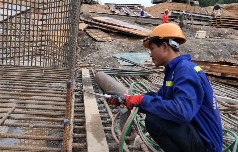 Được công ty động viên, anh Phạm Văn Lam, quê ở tỉnh Thái Bình không về quê nghỉ Tết, mà ở lại công trường làm việc.