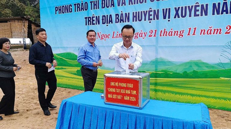 Các đại biểu dự lễ khởi công ủng hộ phong trào "chung tay xóa nhà tạm, nhà dột nát".