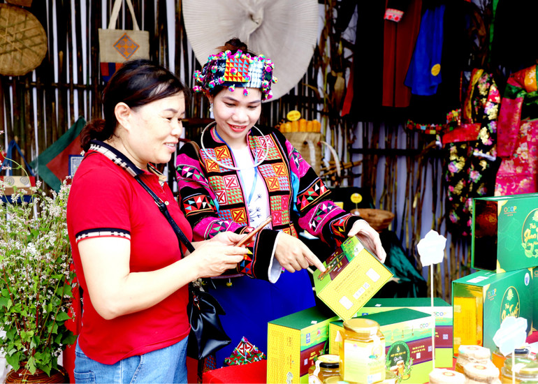 Người dân Hà Giang ứng dụng hình thức thanh toán không dùng tiền mặt. (Ảnh: Kim Tiến)