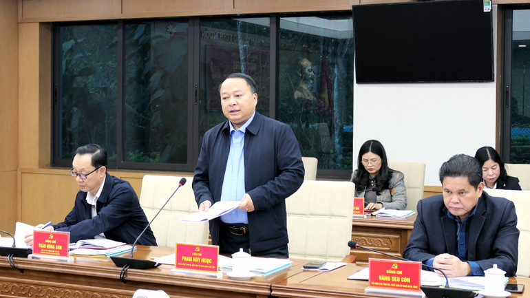 Chủ tịch Ủy ban nhân dân tỉnh Hà Giang Phan Huy Ngọc phát biểu tham luận tại hội nghị.