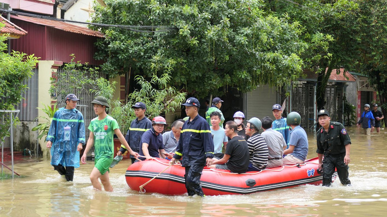 Nhiều khu vực tại thành phố Hà Giang ngập sâu trong nước, lực lượng công an hỗ trợ người dân đến nơi an toàn.