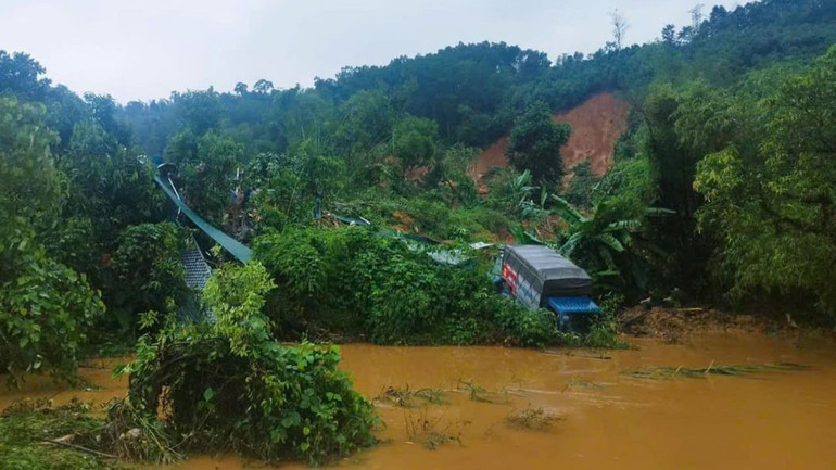 Sạt lở đất tại Km52, Quốc lộ 2 cuốn nhiều ô-tô, xe máy xuống ta-luy âm.