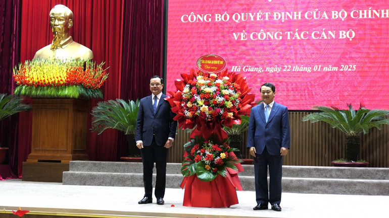 Đồng chí Nguyễn Đình Khang, Ủy viên Trung ương Đảng, Chủ tịch Tổng Liên đoàn Lao động Việt Nam tặng hoa chúc mừng tân Bí thư Tỉnh ủy Hà Giang. Đồng chí Nguyễn Đình Khang, Ủy viên Trung ương Đảng, Chủ tịch Tổng Liên đoàn Lao động Việt Nam tặng hoa chúc mừng tân Bí thư Tỉnh ủy Hà Giang.