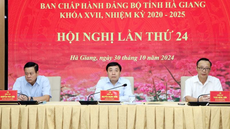 Các đồng chí lãnh đạo tỉnh Hà Giang chủ trì hội nghị.