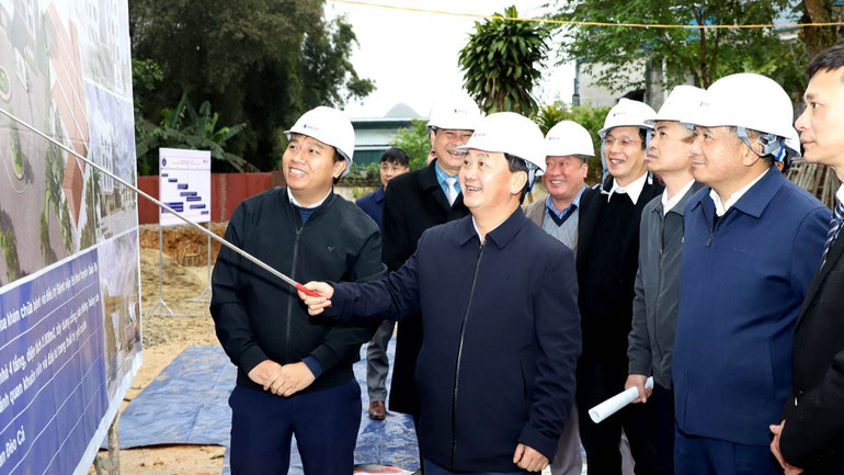 Bí thư Tỉnh ủy Hà Giang Hầu A Lềnh kiểm tra tiến độ thi công Bệnh viện đa khoa huyện Quản Bạ. Bí thư Tỉnh ủy Hà Giang Hầu A Lềnh kiểm tra tiến độ thi công Bệnh viện đa khoa huyện Quản Bạ.