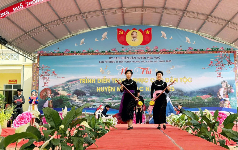 Trong khuôn khổ lễ hội diễn ra nhiều hoạt động văn hóa, trò chơi dân gian.