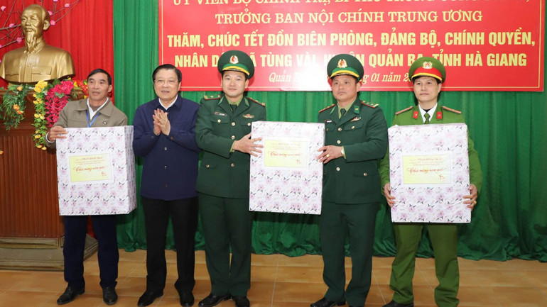 Đồng chí Phan Đình Trạc tặng quà cho Đồn Biên phòng Tùng Vài và Công an xã Tùng vài, huyện Quản Bạ.