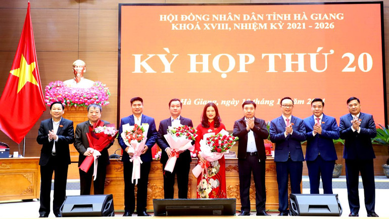 Lãnh đạo tỉnh Hà Giang tặng hoa chúc mừng đồng chí Vương Ngọc Hà được bầu giữ chức vụ Phó Chủ tịch Ủy ban nhân dân tỉnh và các đồng chí miễn nhiệm chức danh Ủy viên Ủy ban nhân dân tỉnh. Lãnh đạo tỉnh Hà Giang tặng hoa chúc mừng đồng chí Vương Ngọc Hà được bầu giữ chức vụ Phó Chủ tịch Ủy ban nhân dân tỉnh và các đồng chí miễn nhiệm chức danh Ủy viên Ủy ban nhân dân tỉnh.