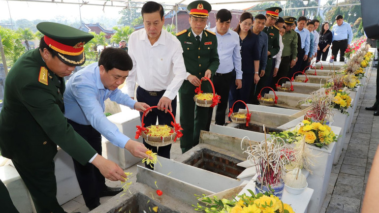 Các đồng chí lãnh đạo tỉnh Hà Giang trải hoa phần mộ các Anh hùng Liệt sĩ.