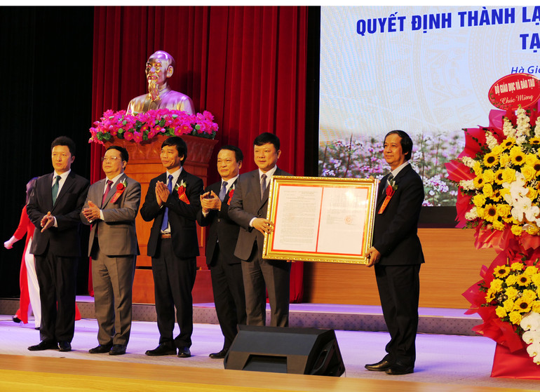 Bộ trưởng Giáo dục và Đào Tạo Nguyễn Kim Sơn trao quyết định thành lập Phân hiệu Đại học Thái Nguyên tại Hà Giang. Bộ trưởng Giáo dục và Đào Tạo Nguyễn Kim Sơn trao quyết định thành lập Phân hiệu Đại học Thái Nguyên tại Hà Giang.