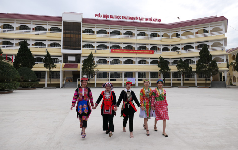 Phân hiệu Đại học Thái Nguyên tại Hà Giang sẽ là nơi đào tạo nguồn nhân lực chất lượng cao là con em đồng bào dân tộc thiểu số. Phân hiệu Đại học Thái Nguyên tại Hà Giang sẽ là nơi đào tạo nguồn nhân lực chất lượng cao là con em đồng bào dân tộc thiểu số.