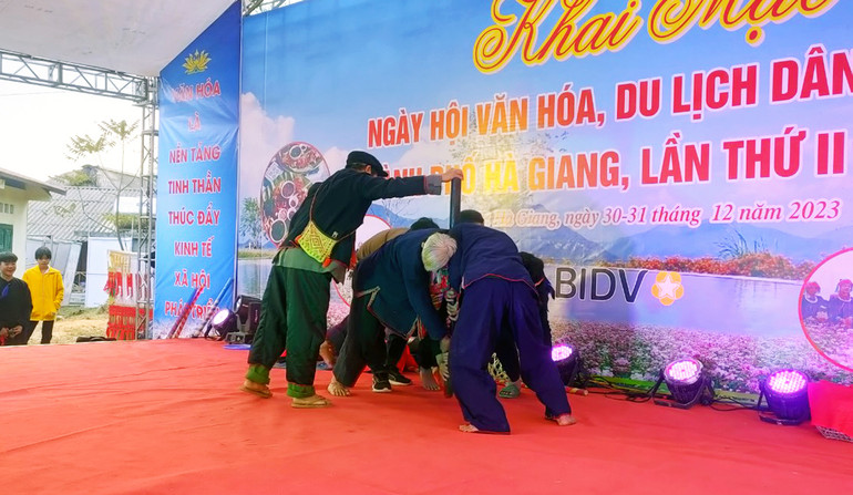 Trò chơi kéo cổ chày trong Lễ hội văn hóa, du lịch người dân tộc Dao, xã Phương Thiện, thành phố Hà Giang.