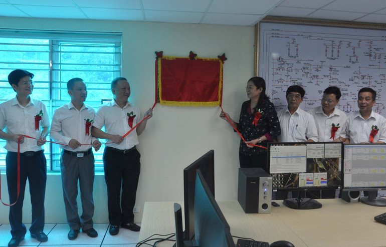 Lãnh đạo tỉnh Hà Giang, Tổng công ty Điện lực Miền Bắc khai trương Trung tâm điều khiển xa và trạm biến áp không người trực khu vực tỉnh Hà Giang. (Ảnh: Khánh Toàn)