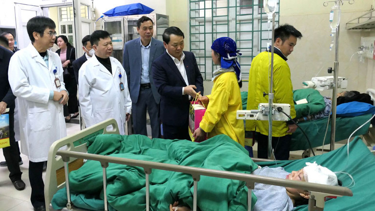 Bí thư Tỉnh ủy Hà Giang Hầu A Lềnh tặng quà cho bệnh nhân tại Bệnh viện đa khoa Hà Giang. Bí thư Tỉnh ủy Hà Giang Hầu A Lềnh tặng quà cho bệnh nhân tại Bệnh viện đa khoa Hà Giang.