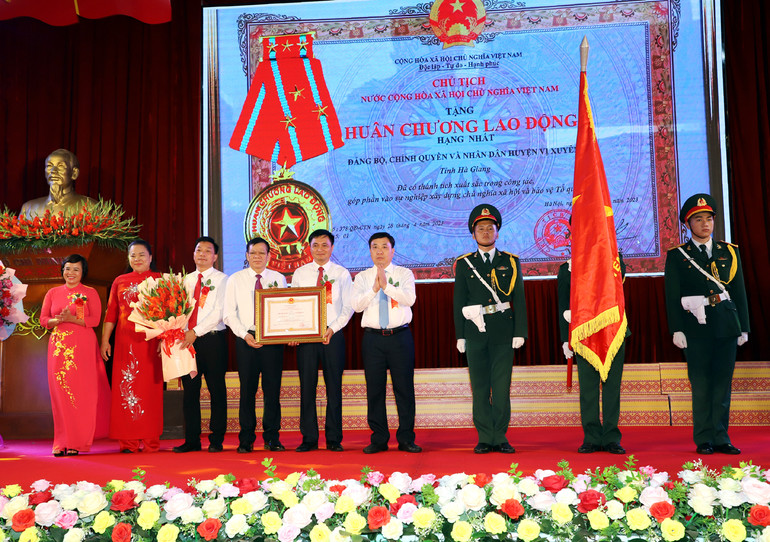 Lãnh đạo huyện Vị Xuyên đón nhận Huân chương Lao động hạng Nhất. Lãnh đạo huyện Vị Xuyên đón nhận Huân chương Lao động hạng Nhất.