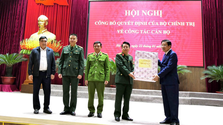 Đồng chí Phan Đình Trạc tặng quà Tết cho các lực lượng vũ trang và Ban Nội chính Tỉnh ủy Hà Giang. Đồng chí Phan Đình Trạc tặng quà Tết cho các lực lượng vũ trang và Ban Nội chính Tỉnh ủy Hà Giang.
