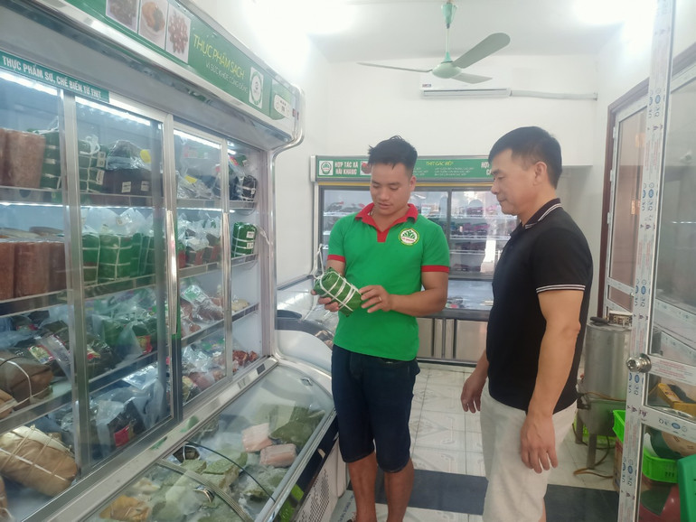 Nhân viên Hợp tác xã Hải Khang giới thiệu sản phẩm giò bò được chế biến từ thịt bò Vàng vùng cao.