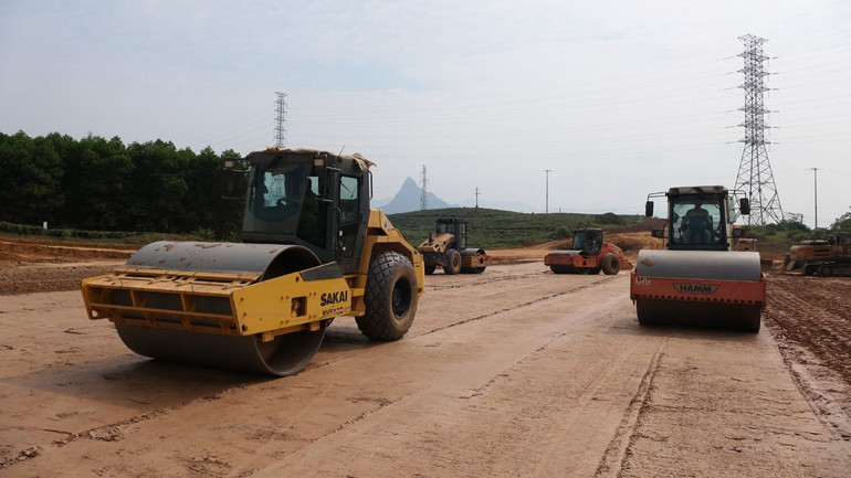 Tại gói thầu 03-XL, các đơn vị thi công huy động nhiều máy móc, thiết bị để lu nền đường cao tốc Tuyên Quang-Hà Giang.