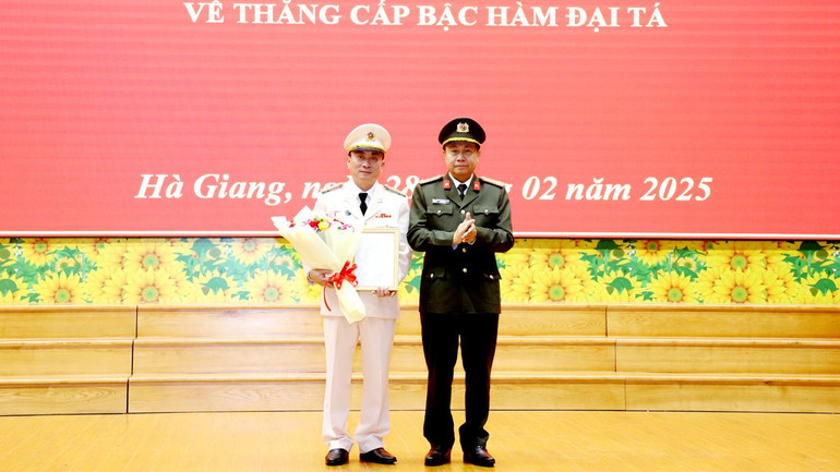 Đại tá Nguyễn Đức Thuận, Giám đốc Công an tỉnh Hà Giang thừa ủy quyền của Bộ trưởng Công an trao quyết định thăng quân hàm cho Phó Giám đốc Công an tỉnh Hà Giang Nguyễn Mạnh Hùng.