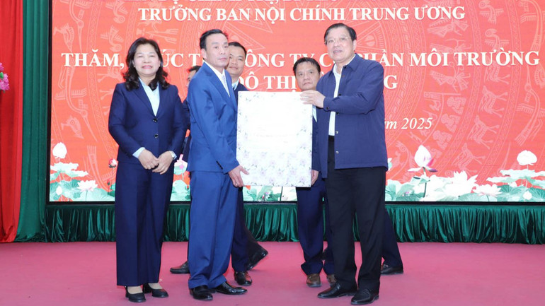 Đồng chí Phan Đình Trạc chúc Tết, tặng quà Công ty Cổ phần Môi trường và Đô thị tỉnh Hà Giang.