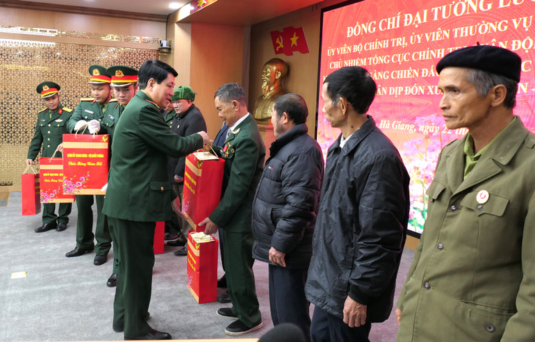 Đại tướng Lương Cường tặng quà Tết cho các hộ gia đình chính sách tỉnh Hà Giang.