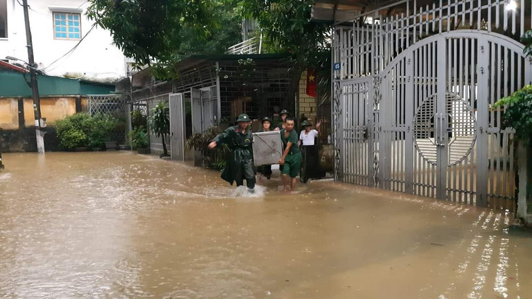 Lực lượng quân đội hỗ trợ người dân di dời tài sản.