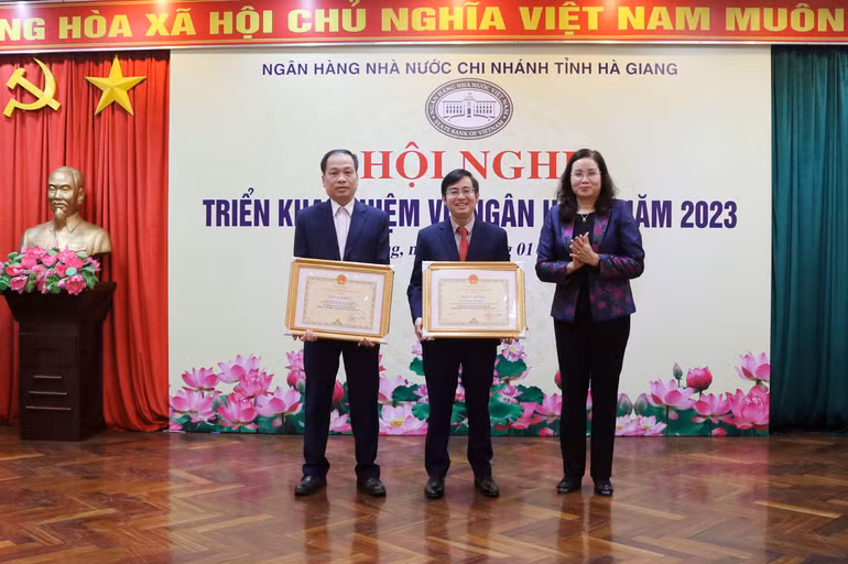 Lãnh đạo tỉnh Hà Giang trao Bằng khen của Chủ tịch Ủy ban nhân dân tỉnh Hà Giang cho các cá nhân có thành tích xuất sắc.