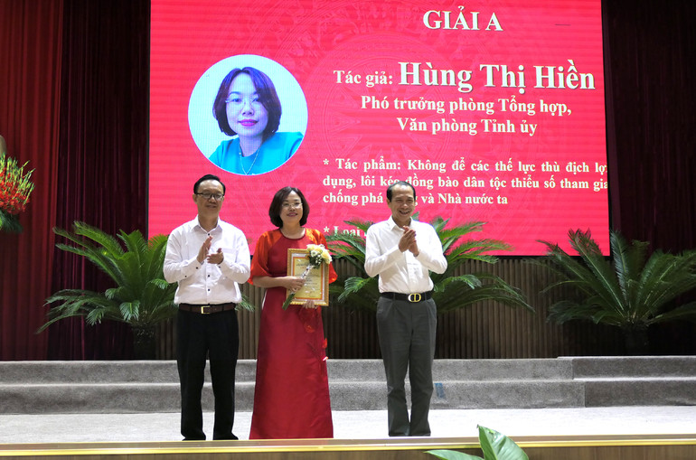 Lãnh đạo tỉnh Hà Giang trao giải cho tác giả đoạt giải Nhất cuộc thi chính luận bảo vệ nền tảng tư tưởng của Đảng, đấu tranh, phản bác các quan điểm sai trái, thù địch năm 2023.