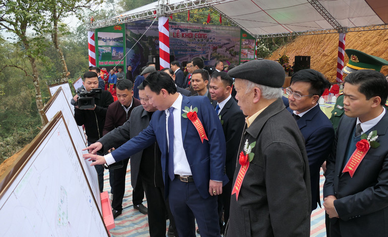 Các đồng chí lãnh đạo tỉnh Hà Giang xem bản vẽ thiết kế công trình đập dâng nước tạo cảnh quan trung tâm thành phố Hà Giang.