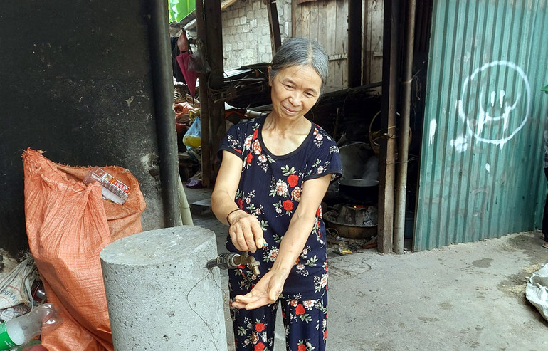 Đường dẫn nước đã lắp đặt đến các hộ gia đình, nhưng người dân vẫn chưa có nước sinh hoạt.