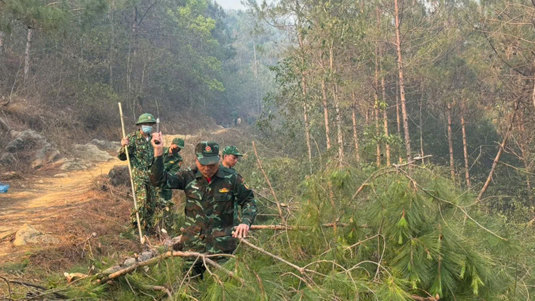 Lực lượng biên phòng tạo đường băng cản lửa.