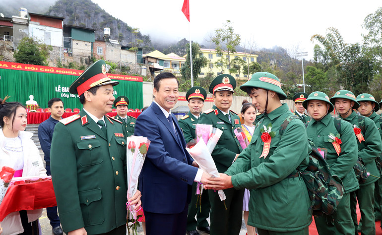 Lãnh đạo Bộ Tổng tham mưu Quân đội nhân dân Việt Nam và tỉnh Hà Giang tặng hoa, quà chúc mừng tân binh huyện Đồng Văn.
