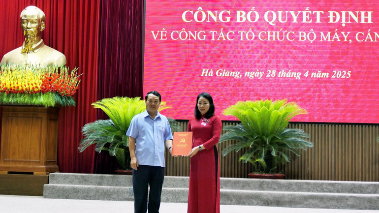 Đồng chí Hầu A Lềnh, Bí thư Tỉnh ủy Hà Giang trao quyết định bổ nhiệm đồng chí Hoàng Thị Hằng, Giám đốc Đài Phát thanh và Truyền hình tỉnh giữ chức vụ Phó Trưởng Ban Tuyên giáo và Dân vận Tỉnh ủy.