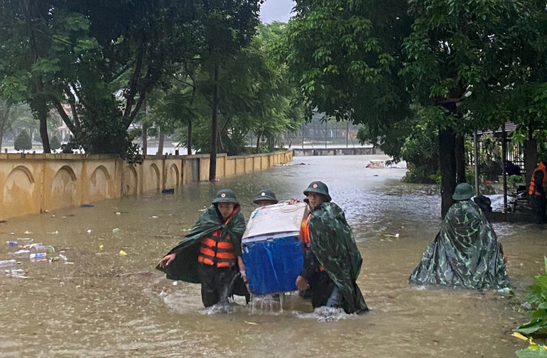 Cán bộ, chiến sĩ Bộ Chỉ huy Quân sự tỉnh Hà Giang hỗ trợ nhân dân khắc phục hậu quả thiên tai. Cán bộ, chiến sĩ Bộ Chỉ huy Quân sự tỉnh Hà Giang hỗ trợ nhân dân khắc phục hậu quả thiên tai.