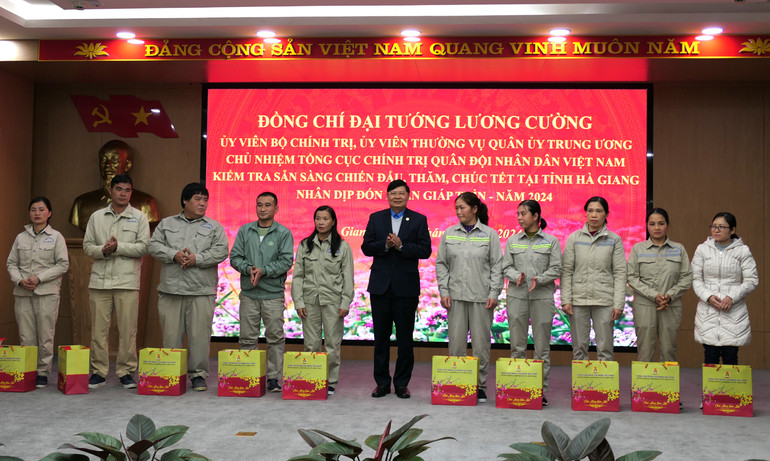 Lãnh đạo Tổng Liên đoàn Lao động Việt Nam tặng quà Tết cho công nhân có hoàn cảnh khó khăn.