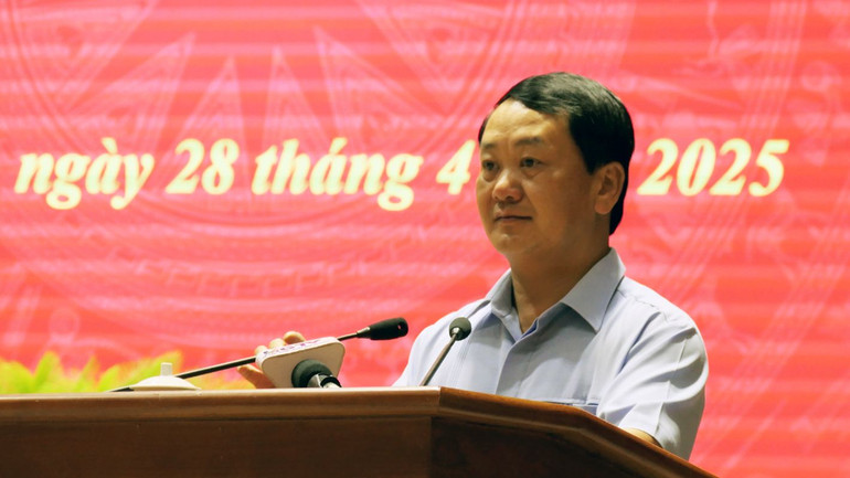 Đồng chí Hầu A Lềnh, Bí thư Tỉnh ủy Hà Giang phát biểu chỉ đạo tại hội nghị.