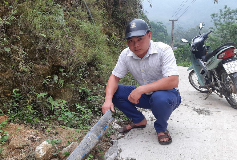 Hệ thống ống dẫn nước sạch sinh hoạt xã Nà Chì, huyện Xín Mần bị đứt.