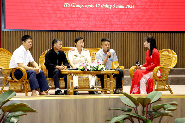 Giao lưu giữa các tập thể, cá nhân điển hình, tiêu biểu trong học tập và làm theo tư tưởng, đạo đức, phong cách Hồ Chí Minh. Giao lưu giữa các tập thể, cá nhân điển hình, tiêu biểu trong học tập và làm theo tư tưởng, đạo đức, phong cách Hồ Chí Minh.