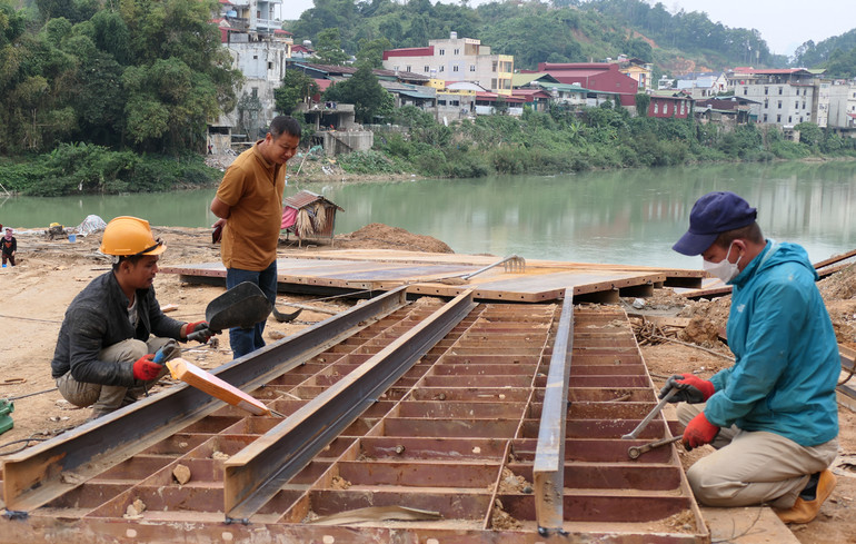 Do đó, tranh thủ thời tiết thuận lợi, đơn vị thi công đã huy động nhân lực, máy móc để đẩy nhanh tiến độ thi công nhằm hoàn thành các hạng mục công trình nằm dưới lòng sông Lô trước mùa mưa năm 2024.