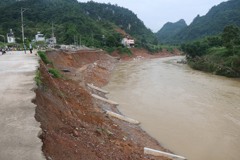 Dự án kè bờ sông Miện bị ảnh hưởng do mưa lũ.